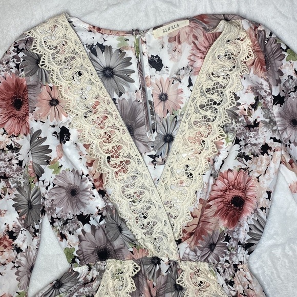 Gorgeous ILLA ILLA Lace Trim V-Neck Floral Romper Size Small - Picture 7 of 16